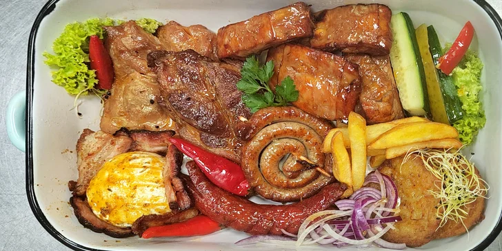 K jídlu se podává pekáček plný grilovaných specialit. Bude jich 600 gramů!