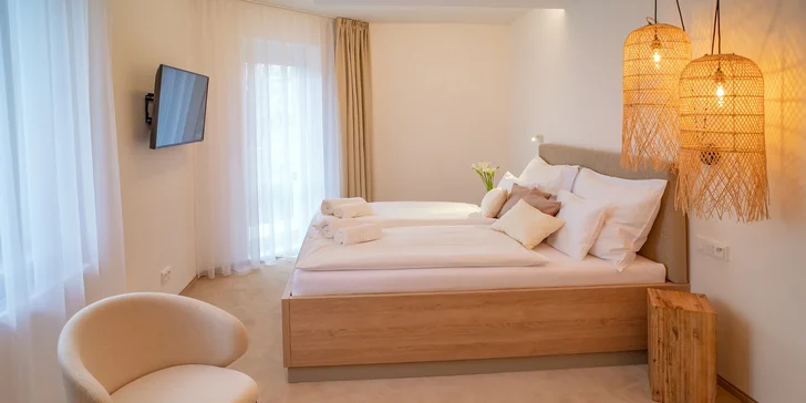 Bydlet budete v hotelu U Kapličky s proslulou restaurací Chapelle, kde pracují s masem z vlastní biofarmy.
