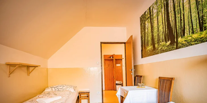 Ubytování je jednoduché pro nenáročné turisty, veškeré služby se poskytují v hlavní budově.