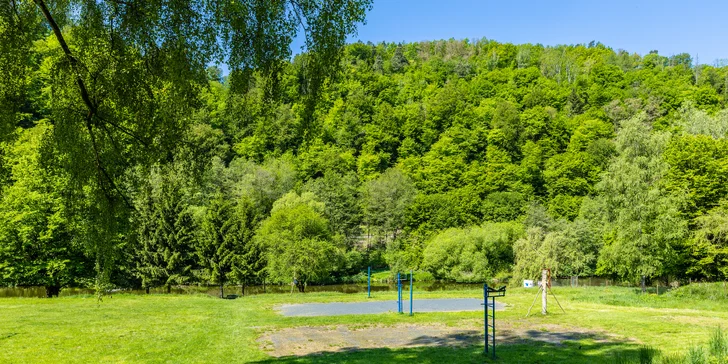 Malí hosté se vyřádí na dětském hřišti se skluzavkou.