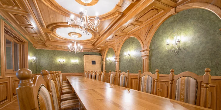 Pořídit se dá pobyt se snídaní nebo rovnou polopenzí, suroviny do kuchyně putují z nedaleké Agrofarmy Červený Kameň.