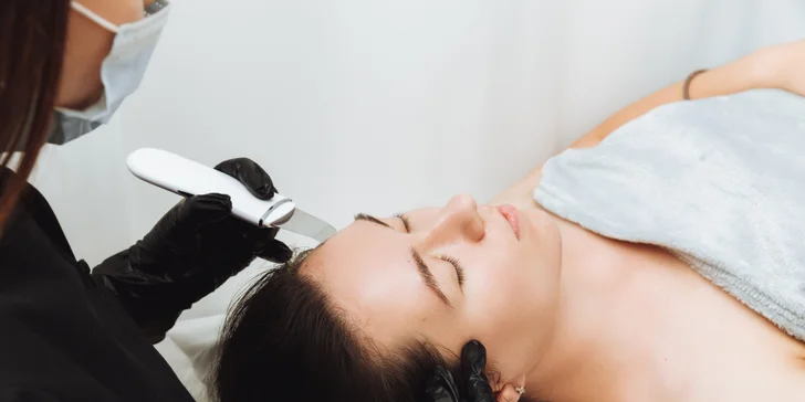 Na výber je ošetrenie Dermaplaning alebo mezoterapia.