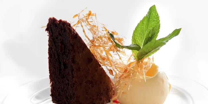 Jako dezert si dopřejete třeba brownies s vanilkovou zmrzlinou a karamelem. 