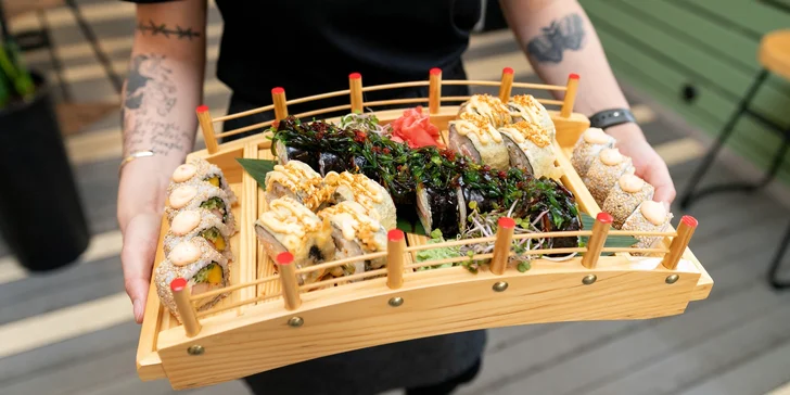 Exkluzívny sushi set pre dve osoby – 24 kúskov s krevetami, lososom či krabími tyčinkami