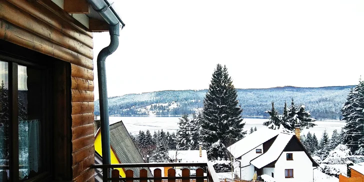  Připravený tu pro vás bude moderní apartmán až pro 5 osob – přímo z apartmánu uvidíte Lipno.