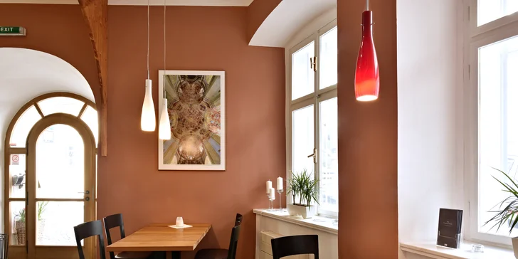 Posedět můžete uvnitř restaurace, nebo na zahrádce. 