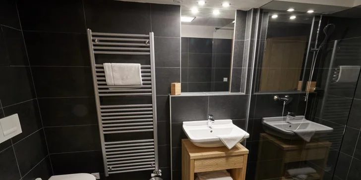Těšit se můžete na moderní koupelnu a plně vybavený kuchyňský kout.