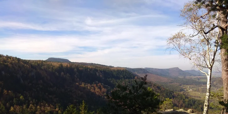Z mnoha vyhlídek se pokocháte pohledem na okolní české i polské hory a na Broumovskou a Noworudskou kotlinu.