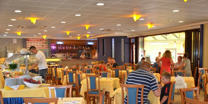  Srdcem resortu je restaurace Sole. Na výběr jsou pobyty bez stravy, se snídaněmi i polopenzí.