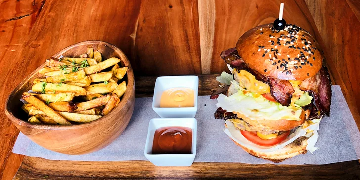 V rámci degustační večeře si vychutnáte polévku dle menu, burger s hranolky nebo vepřovou panenku a nebude chybět ani dezert.