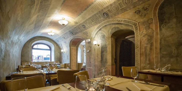 Budova, kde restaurace sídlí, pochází ze 14. století. 