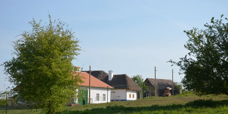 Rezervaci nepotřebujete, kódem voucheru se prokážete na místě.