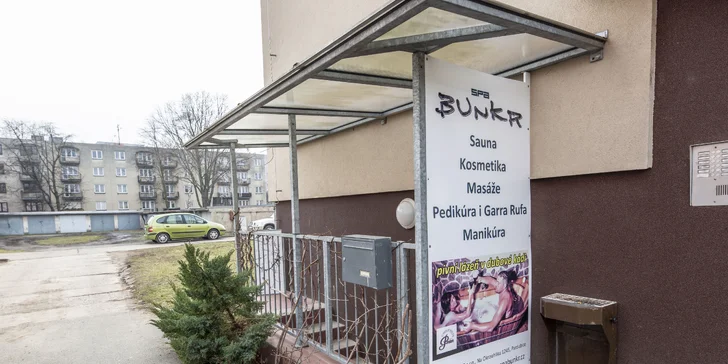 K salonu se dostanete trolejbusem číslo 1 nebo autobusy č. 8 a 13.