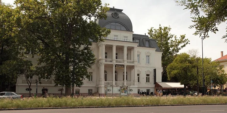 Hotel je také jen kousek (100 m) od stanice metra Hősök tere a třídy Andrassy, ​​150 metrů od muzejní čtvrti a 600 metrů od světoznámých termálních lázní Széchenyi.