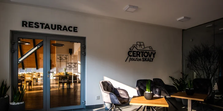 Restaurace je součástí penzionu, který nabízí i wellness centrum. 