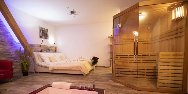 K dispozici vám bude vířivá vana vsazená v zemi, ze které lehce dosáhnete na minibar, krásná prosklená prostorná sauna i kamenná koupelna.