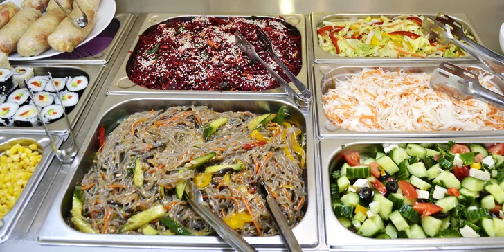 Mají tu obrovský samoobslužný bufet, ze kterého si vyberete 300g porci čehokoliv, co vám padne do oka.
