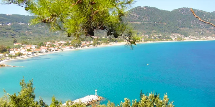 Na pláž je to 230 metrů, Golden Beach je prý tou vůbec nejkrásnější na ostrově. 
