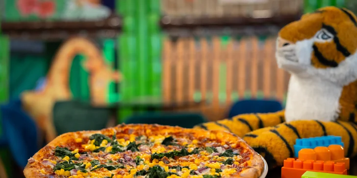 K dispozícií je aj variant s pizzou podľa vlastného výberu pečenou na dreve.