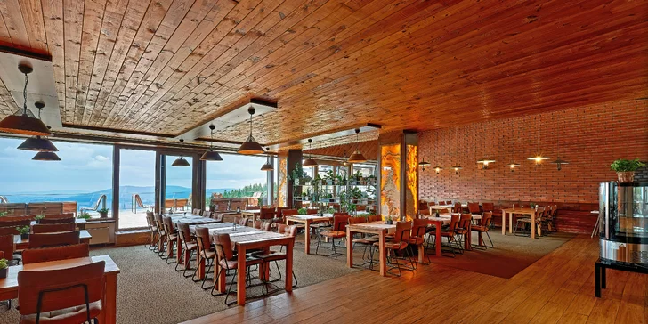 Při příjezdu vás tu přivítají welcome drinkem, do restaurace následně budete každé ráno chodit na snídaně formou bufetu, v případě polopenze pak i na bufetové večeře.