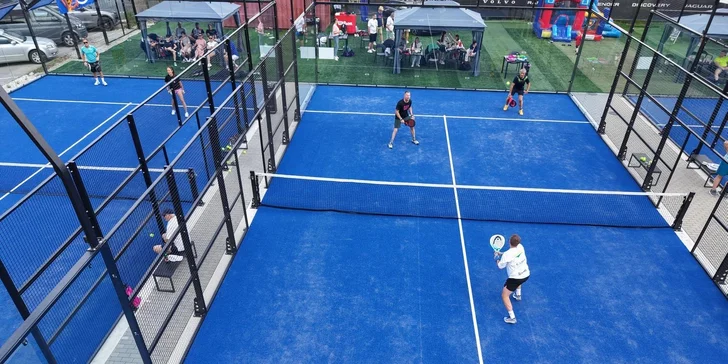 Padel je raketový šport, ktorý kombinuje prvky tenisu a squashu. 