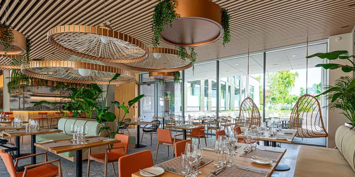 Přímo v hotelu na vás čeká špičková restaurace Reed Bistro, které kraluje slavný šéfkuchař Gábor Krausz.