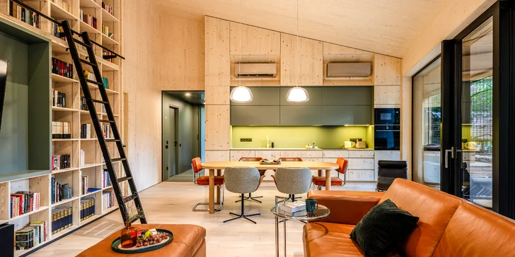Chalet disponuje prostornou společenskou místností s obývacím pokojem, kuchyní a jídelnou.