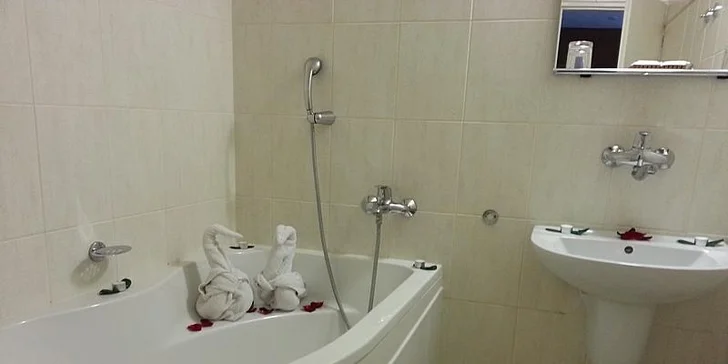 Vždy budete mít k dispozici vlastní koupelnu - buď se sprchovým koutem nebo s vanou.