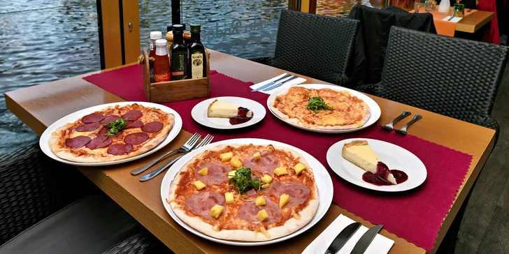 Pizza a cheesecake u Karlova mostu pro 1 či 2 osoby: posezení s výhledem i odnos s sebou