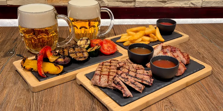 Ochutnávka grilu v centru Karlových Varů s pivem pro dva: steak ze svíčkové i krkovice, zelenina, hranolky