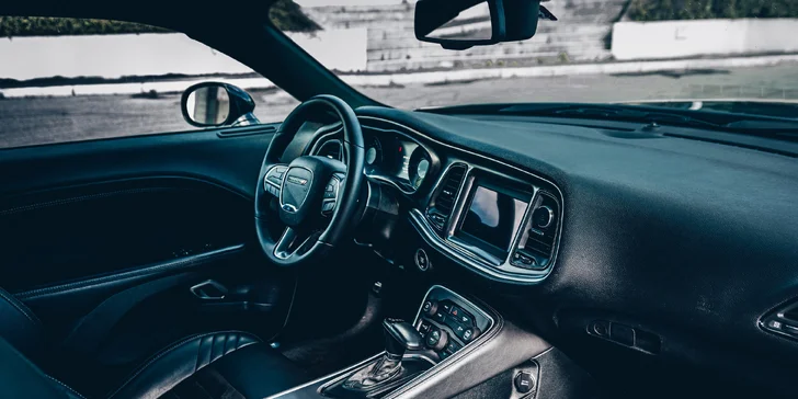 Interiér vozu Dodge Challenger 5,7 V8