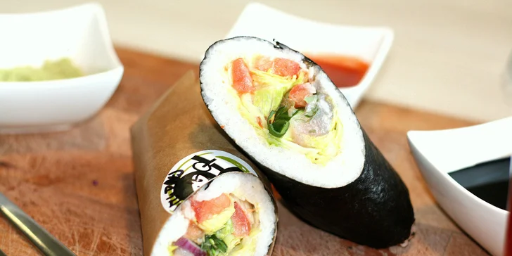 Ke všem dostanete rajčatovou omáčku, wasabi omáčku a sójovku.