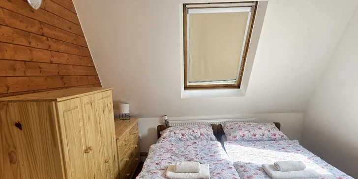 V každé najdete rohovou vanu a WC.