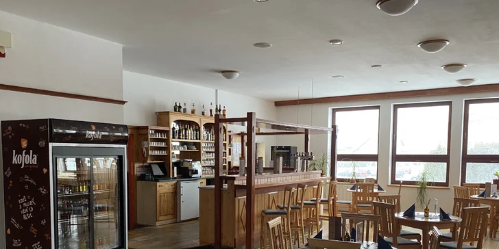Snídaně i večeře se podávají v restauraci hotelu.