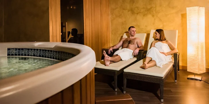 Privátní odpočinek v Aquapalace: 60–120 minut v sauně a vířivce, víno i ovoce