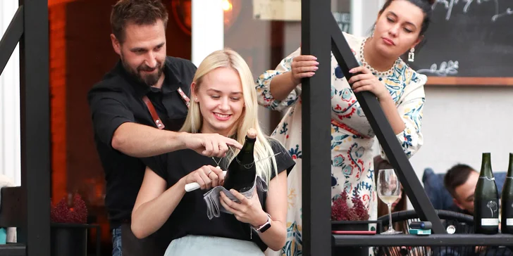 Poznáte také tajemství techniky sabrage neboli sekání sektů. 
