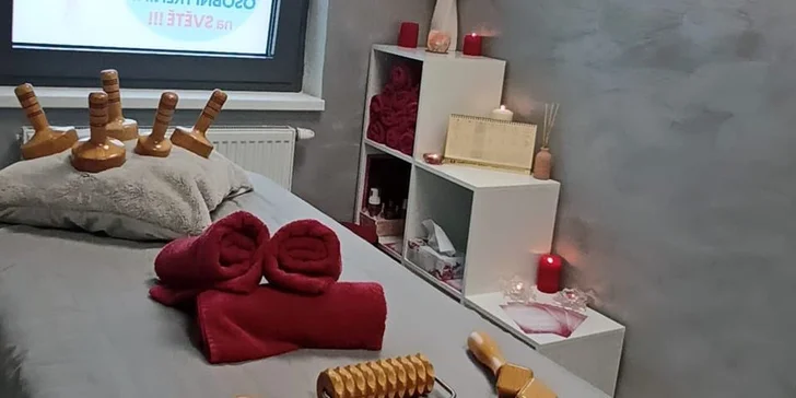 V nabídce salonu najdete také bahenní zábal, který účinně bojuje s nedokonalostmi kůže způsobenými celulitidou, zpevňuje pokožku a redukuje tukové buňky. 