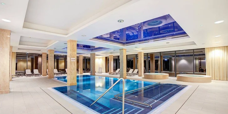 Ve vnitřní části wellness centra je vyhřívaný bazén, jacuzzi a saunový svět. 