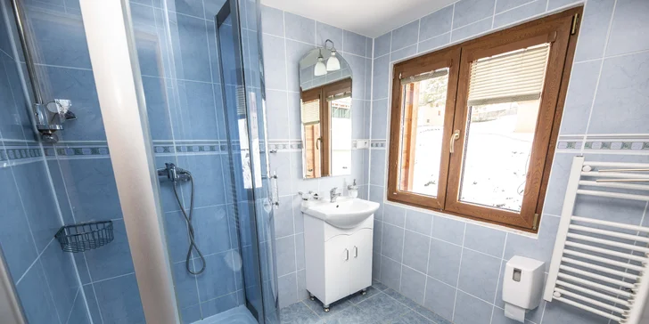 V přízemí je koupelna s WC, sprchovým koutem, umyvadlem a zrcadlem.