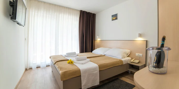 Ubytujete se v apartmánu s jednou ložnicí a balkonem s bočním výhledem na moře.