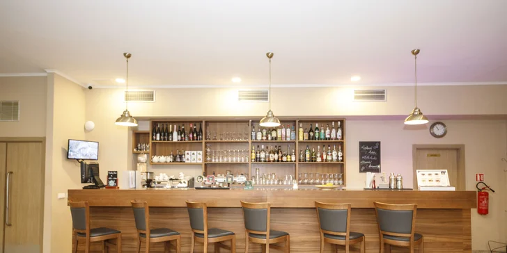 Nájdete tu bar s ponukou alkoholických, nealkoholických aj domácich nápojov.