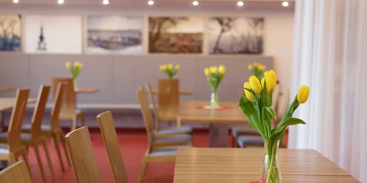 Jídlo se podává v hotelové restauraci Molekula.