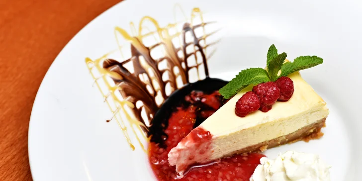Dezert: domácí cheesecake s malinovým sorbetem a domácí šlehačkou