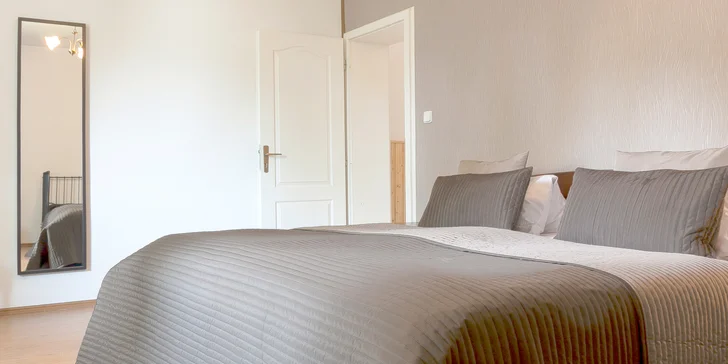 Apartmán má dva pokoje.