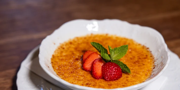 Závěr bude dokonale sladký – lžičku zaboříte do vanilkového crème brûlée s jahodou a mátou.