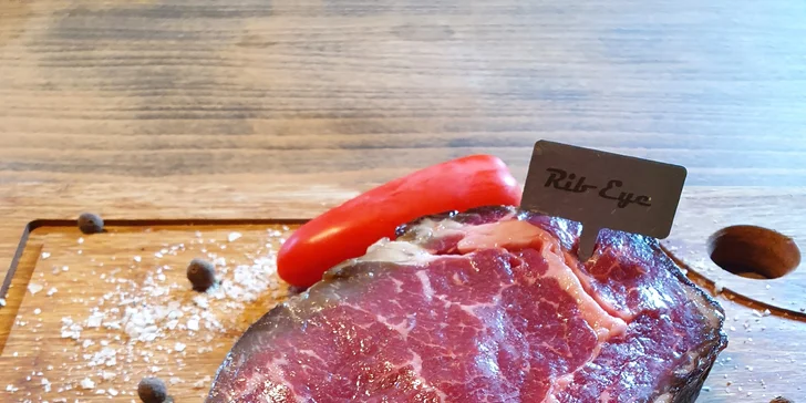 Steaky tu připravují na lávovém grilu. 