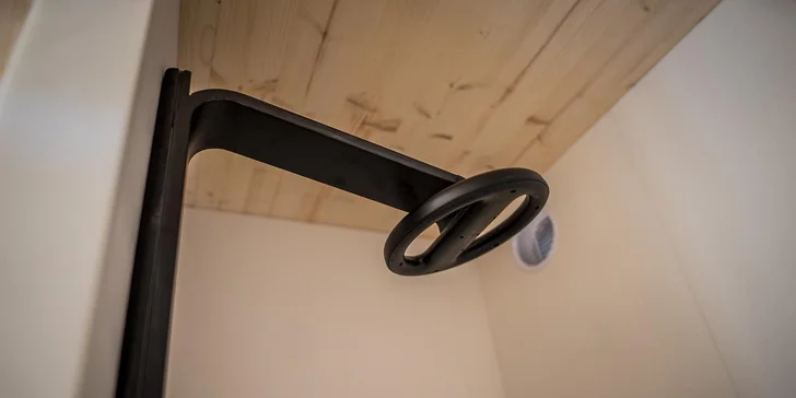 V kúpeľni je úsporná sprcha.