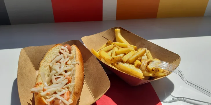 Vyberete si ze 3 variant: Classic s hořčicí, kečupem a římským salátem, Onion s cibulkou glazovanou na víně nebo Coleslaw s křupavým salátem.
