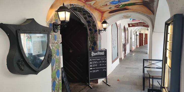 Čepují tu Pilsner Urquell a Radegast, případně si dopřejte sklenku některého z pečlivě vybraných světových vín. 