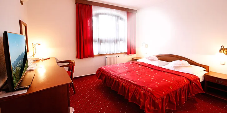 Ubytovaní budete ve dvoulůžkovém pokoji nebo pohodlném apartmá.